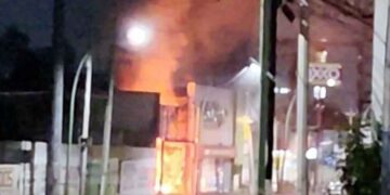 Fuego consume un bar abandonado en Monterrey, Nuevo León