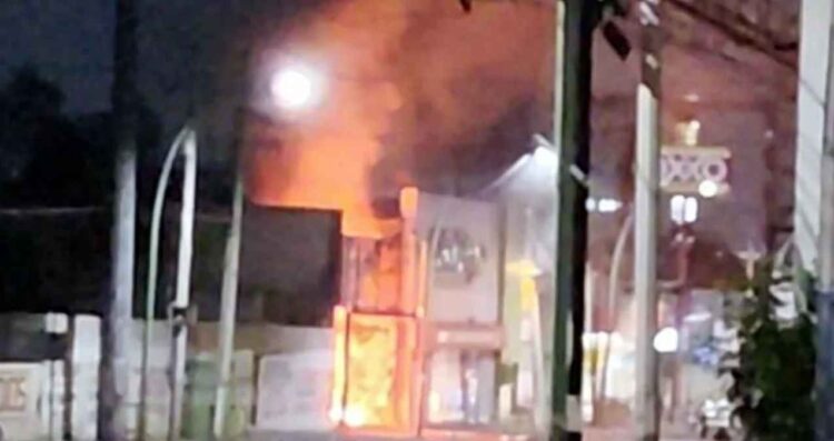 Fuego consume un bar abandonado en Monterrey, Nuevo León