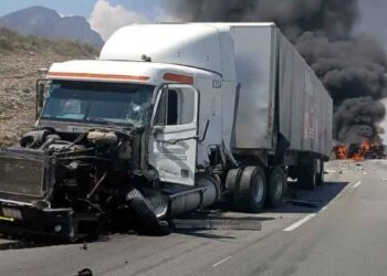 Grúa vuelca y se incendia tras chocar con tráiler en la Carretera Monterrey-Saltillo