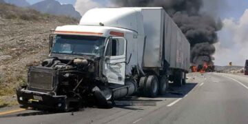 Grúa vuelca y se incendia tras chocar con tráiler en la Carretera Monterrey-Saltillo