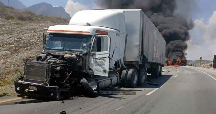 Grúa vuelca y se incendia tras chocar con tráiler en la Carretera Monterrey-Saltillo