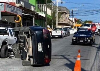 automovilista golpes volcar Monterrey