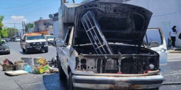 Incendio consume camioneta en Monterrey