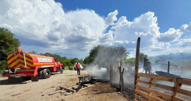 Incendio en corrales de Linares