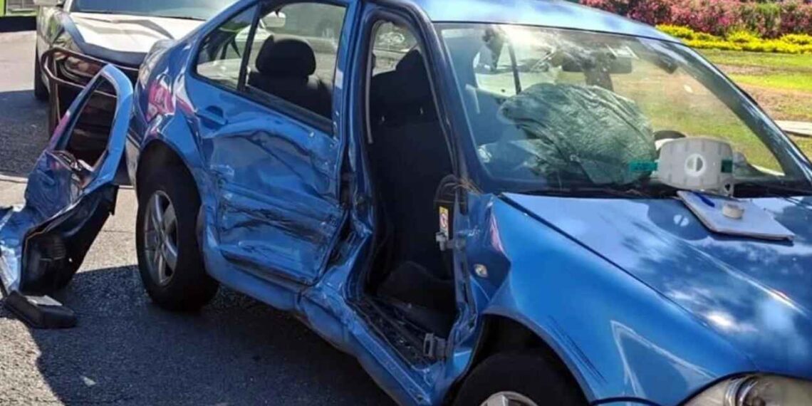 Joven mujer queda atrapada en vehículo tras choque en San Pedro, Nuevo León