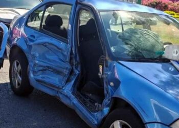 Joven mujer queda atrapada en vehículo tras choque en San Pedro, Nuevo León