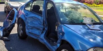 Joven mujer queda atrapada en vehículo tras choque en San Pedro, Nuevo León