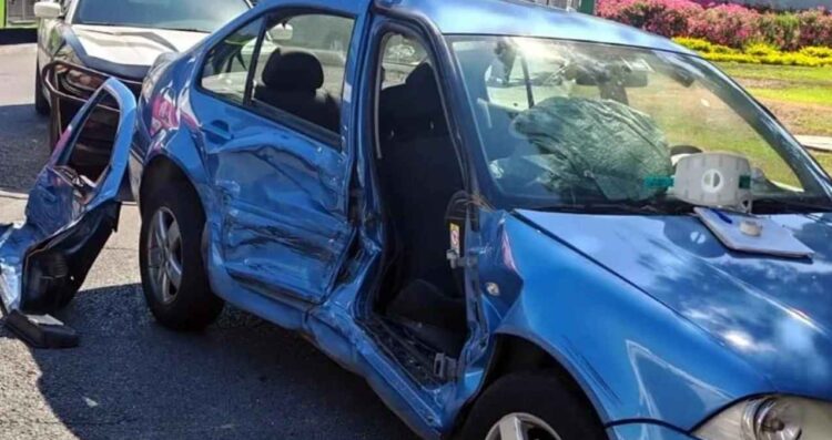 Joven mujer queda atrapada en vehículo tras choque en San Pedro, Nuevo León
