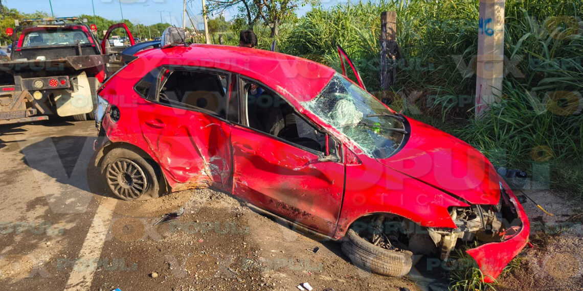 Joven pierde el control de su automóvil y se estrella contra un poste en Altamira, Tamaulipas