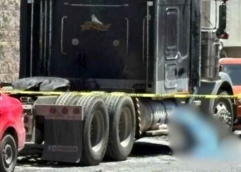 Masculino es encontrado sin vida junto a un tractocamión y con un golpe en la cabeza en San Nicolás, Nuevo León