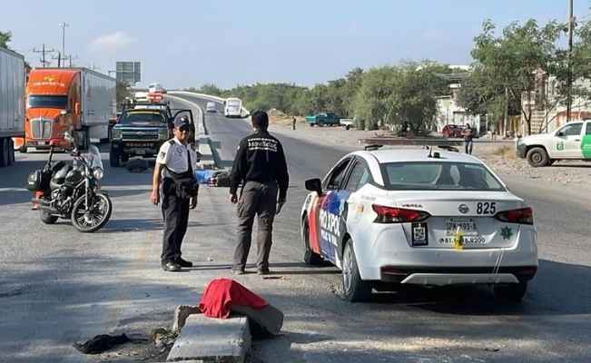 Motociclista muere tras ser embestido por un tráiler en la Carretera a Colombia de Escobedo, NL