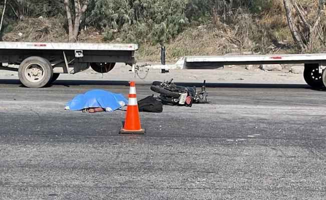 Motociclista muere tras ser embestido por un tráiler en la Carretera a Colombia de Escobedo, NL