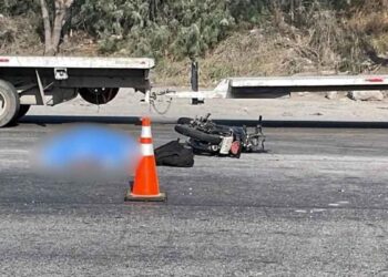 Motociclista muere tras ser embestido por un tráiler en la Carretera a Colombia de Escobedo, NL