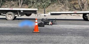 Motociclista muere tras ser embestido por un tráiler en la Carretera a Colombia de Escobedo, NL