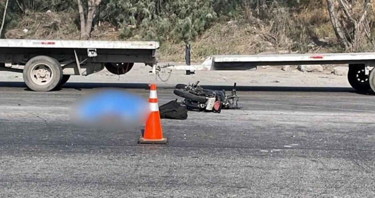 Motociclista muere tras ser embestido por un tráiler en la Carretera a Colombia de Escobedo, NL