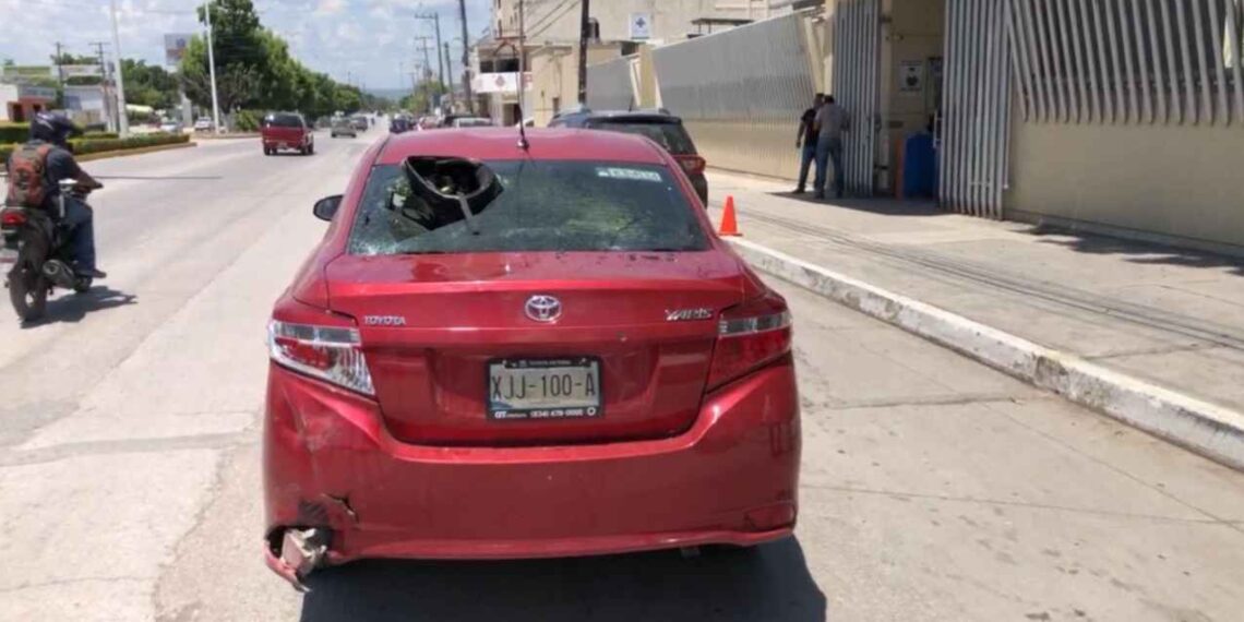 Motociclista queda ileso tras impactarse contra un vehículo en El Mante, Tamaulipas