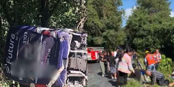 Vuelca autobús de pasajeros en la carretera México-Tuxpan; hay muertos y varios heridos