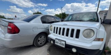 Mujer pierde el control y choca contra camioneta estacionada en Matamoros, Tamaulipas