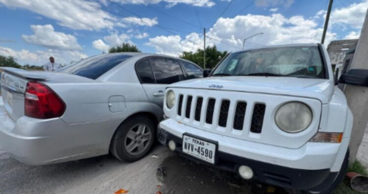 Mujer pierde el control y choca contra camioneta estacionada en Matamoros, Tamaulipas