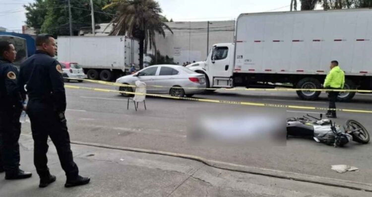 Mujer pierde la vida tras caer de su motocicleta en la Alcaldía Iztapalapa, CDMX