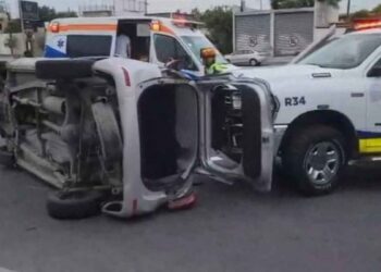 Mujer resulta herida al volcar en la Avenida Las Puentes de San Nicolás, NL