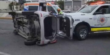 Mujer resulta herida al volcar en la Avenida Las Puentes de San Nicolás, NL