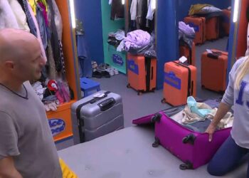 Olivia Collins rompe en llanto