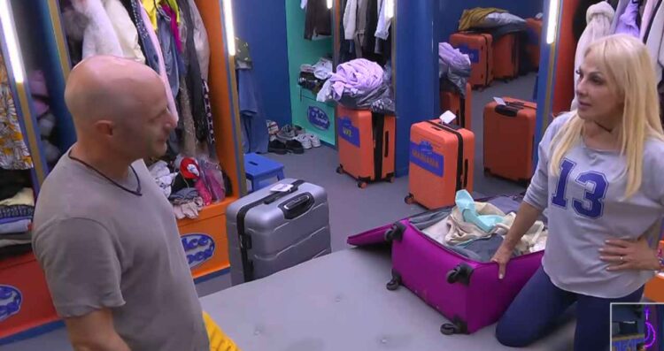 Olivia Collins rompe en llanto
