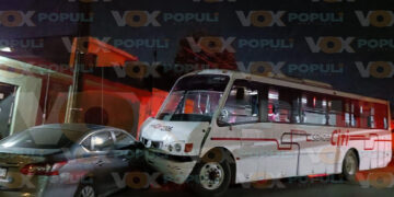 Operador de autobús Senda choca contra auto estacionado tras quedarse dormido en Ciudad Victoria, Tamaulipas