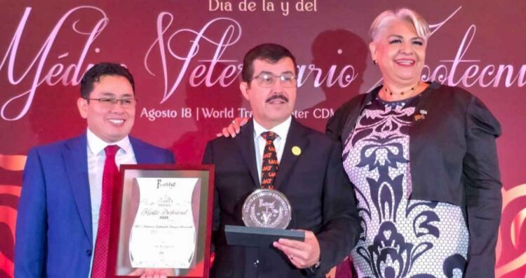 Dámaso Anaya Alvarado Premio Mérito Profesional