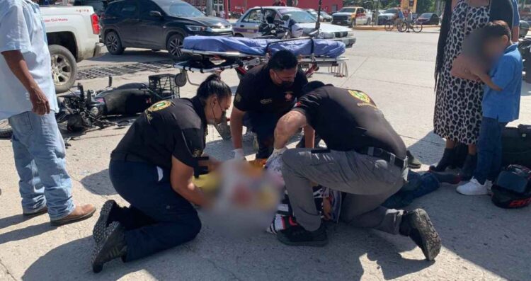 Repartidor impacta su moto Mante