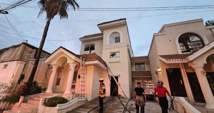 Reportan fuerte incendio en centro de rehabilitación de Monterrey; hay 3 mujeres sin vida