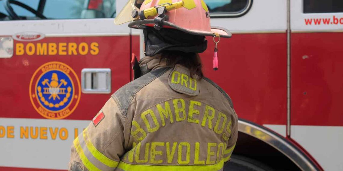 Rescatan a hermanos tras incendio en su vivienda en Juárez, Nuevo León