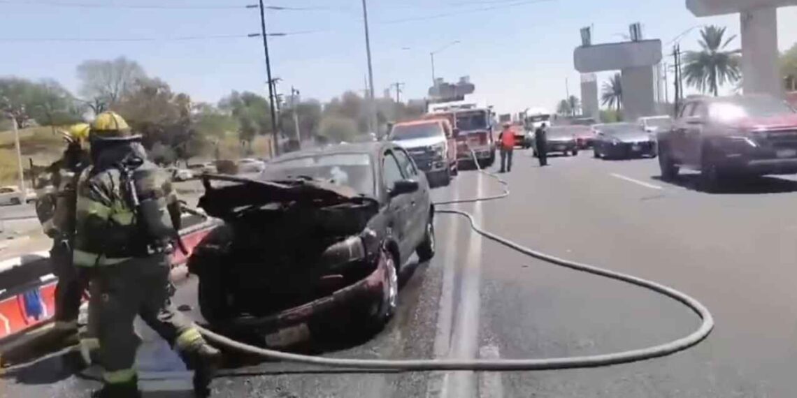Se incendia vehículo en plena Avenida Constitución de Monterrey, NL