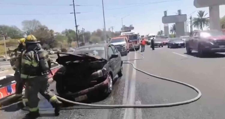 Se incendia vehículo en plena Avenida Constitución de Monterrey, NL