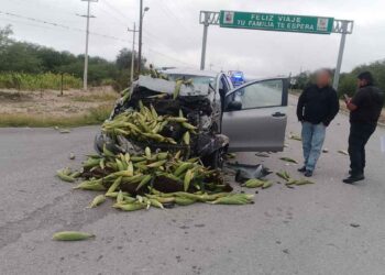 Se registra choque entre auto y camioneta en la Carretera Doctor Arroyo-Matehuala