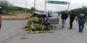 Se registra choque entre auto y camioneta en la Carretera Doctor Arroyo-Matehuala