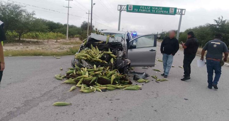 Se registra choque entre auto y camioneta en la Carretera Doctor Arroyo-Matehuala