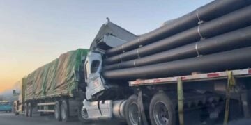 Se registra fuerte choque entre tráileres en la Carretera libre Saltillo-Monterrey