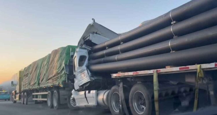 Se registra fuerte choque entre tráileres en la Carretera libre Saltillo-Monterrey