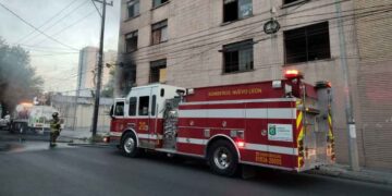 Se registra incendio en un inmueble sobre la calle Carlos Salazar en Monterrey, NL