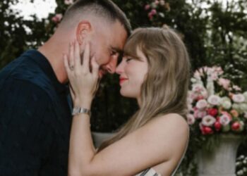 Taylor Swift y Travis Kelce anuncian su compromiso en un jardín lleno de flores