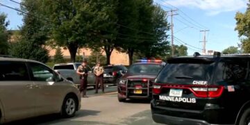Tiroteo en escuela católica de Minneapolis deja niños muertos