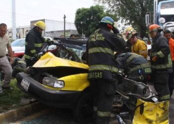 Tráiler embiste taxi Guadalajara