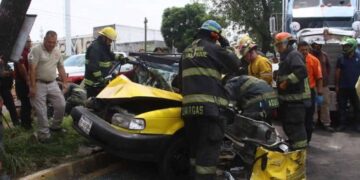 Tráiler embiste taxi Guadalajara