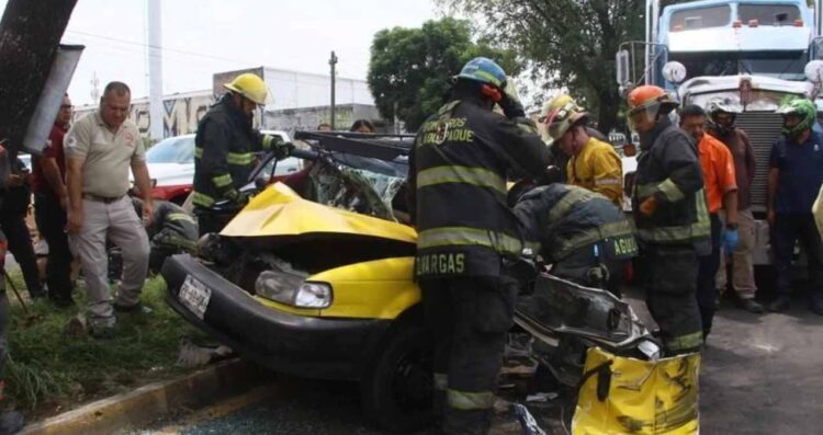 Tráiler embiste taxi Guadalajara
