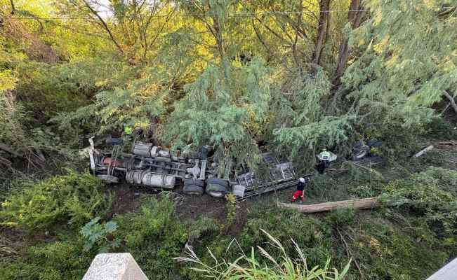 Trailero muere tras perder el control y caer a un arroyo en la Carretera Linares-Montemorelos