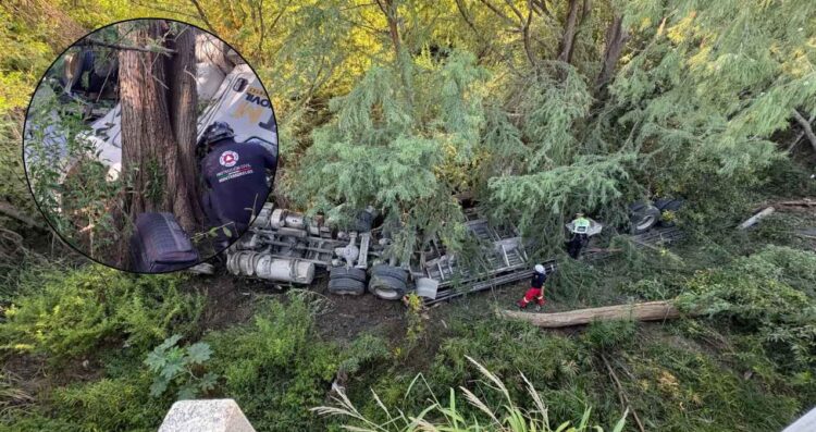 Trailero muere tras perder el control y caer a un arroyo en la Carretera Linares-Montemorelos