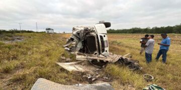 Trailero queda gravemente herido tras volcar con su unidad en la autopista Monterrey-Nuevo Laredo