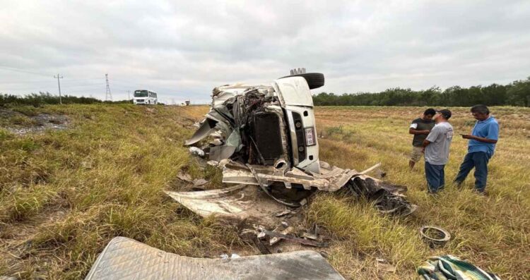 Trailero queda gravemente herido tras volcar con su unidad en la autopista Monterrey-Nuevo Laredo